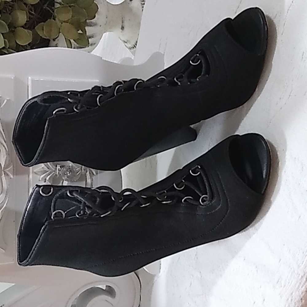 BCBGENERATION | Booties |
Size: 7 1/2 | Color: Black |
Condition: Great